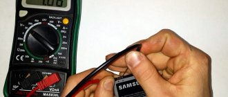 Checking the smartphone battery with a multimeter